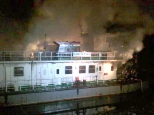 Un împingător cu 90 tone de combustibil la bord s-a scufundat
